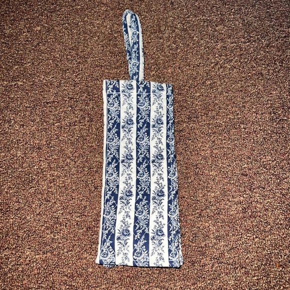 𝅺CHARM your hosts with this Quilted wine/ liquor gift bag. - Picture 2 of 3